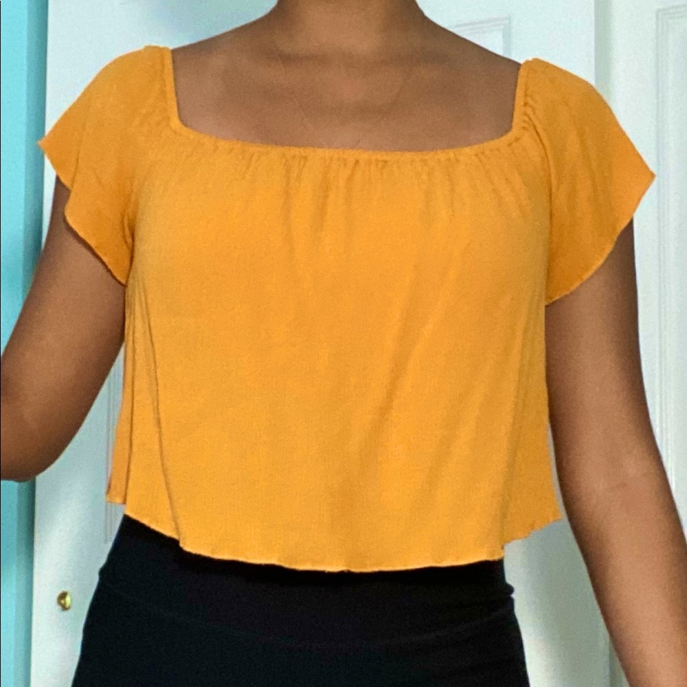 Gold crop top!!💛☀️🌻